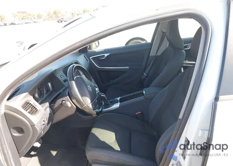 2015 Volvo S60 T5 из США, поврежденный, VIN YV140MFJ7F1343068